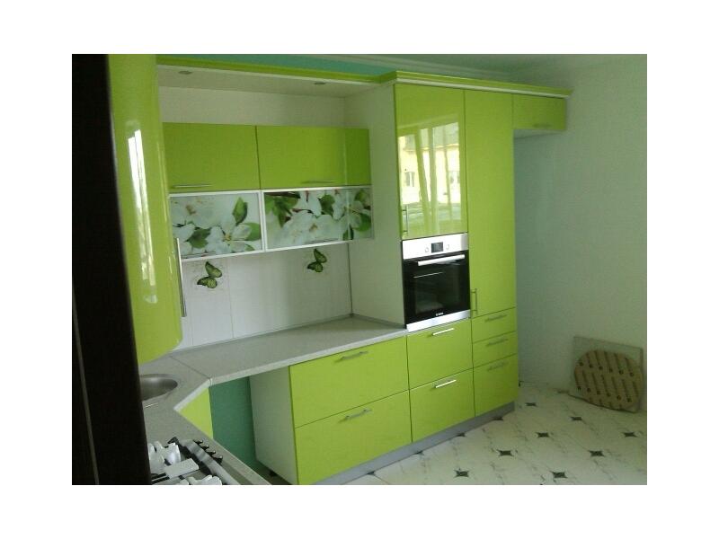 Угловая зеленая кухня