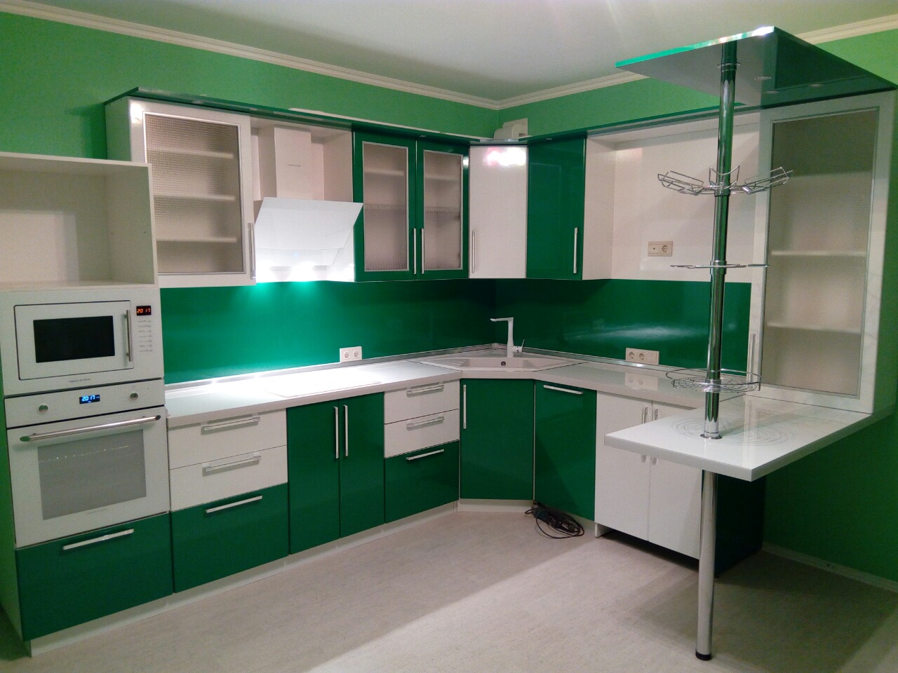 Мебель волгодонск сайт. Зеленая угловая кухня. Кухонный гарнитур зеленый. Кухни бело зеленые угловые. Кухонный гарнитур зеленый с белым.