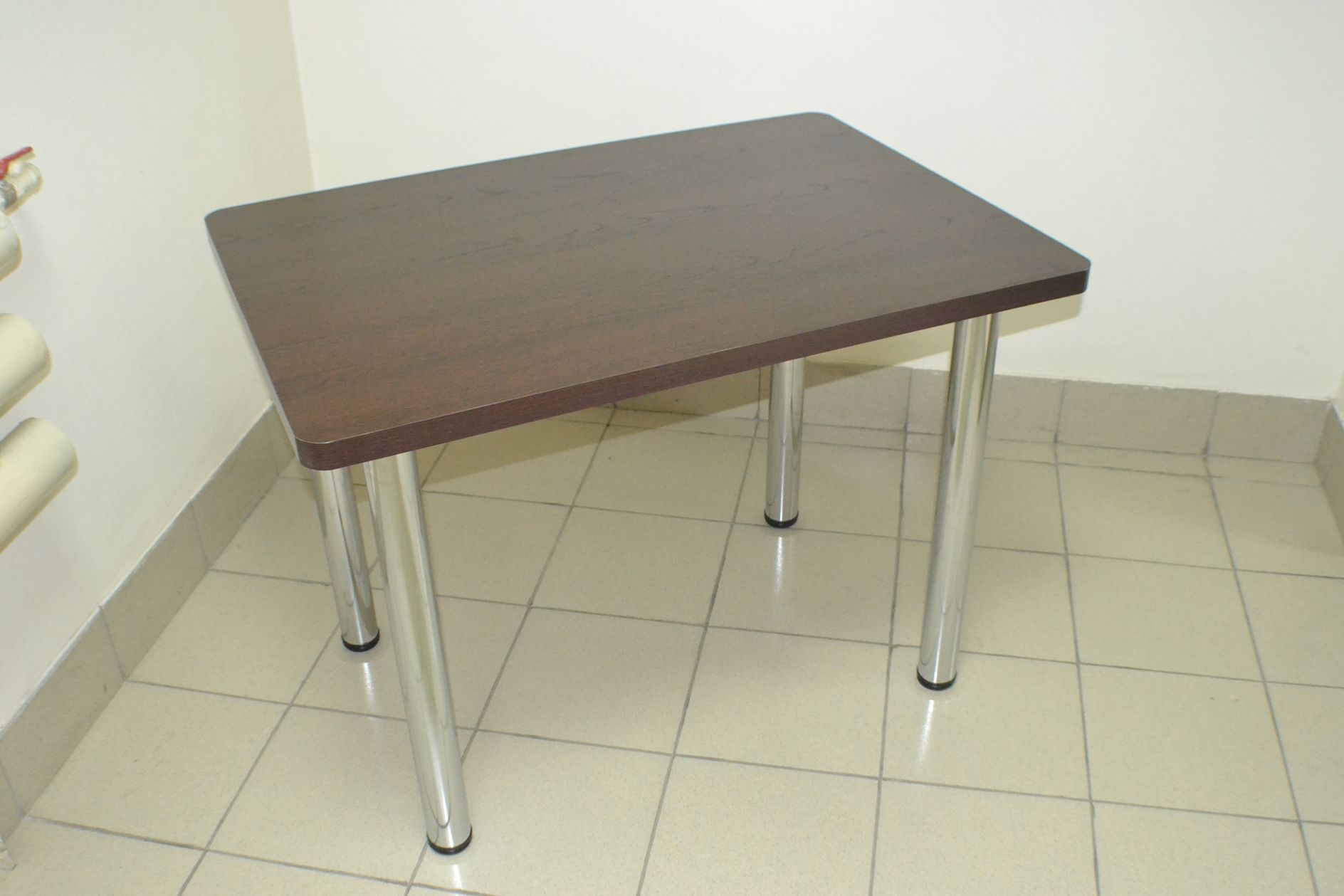 Кухонный стол с железными ножками фото