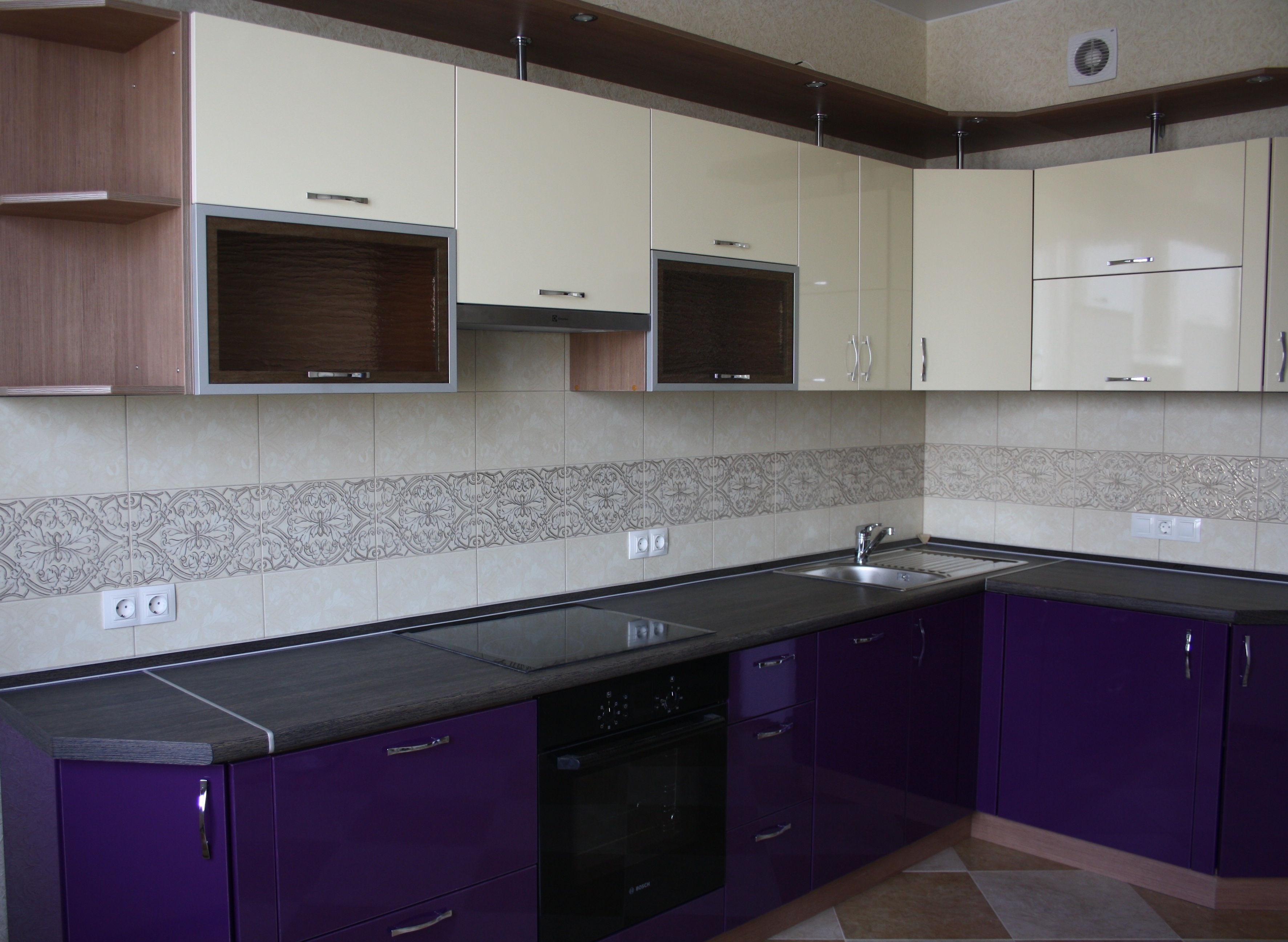 Бежевая кухня с прожилками фиолетового