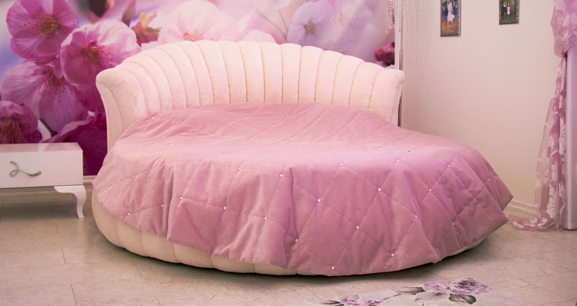 Розовая круглая кровать