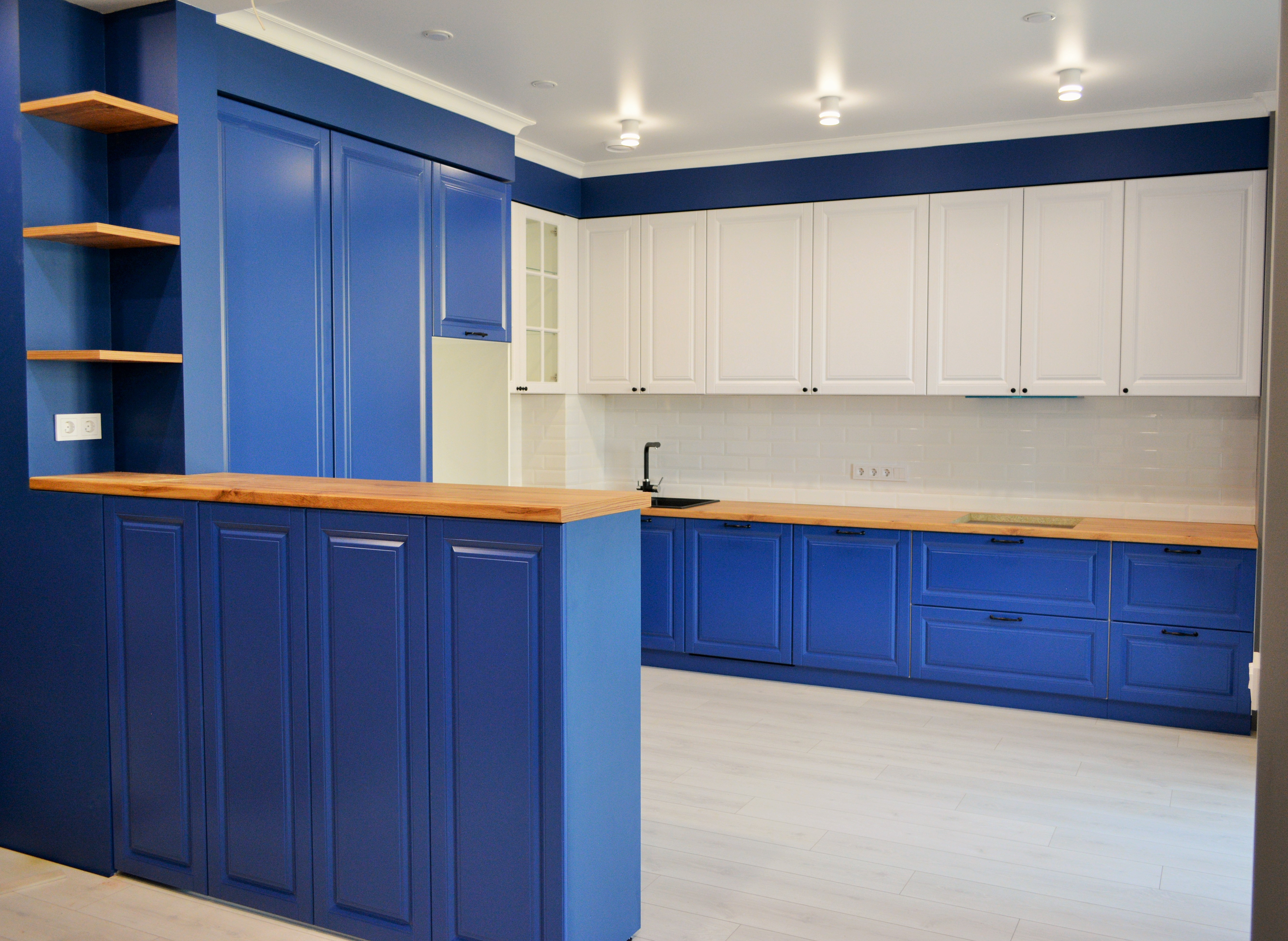 Кухонный гарнитур с синими фасадами
