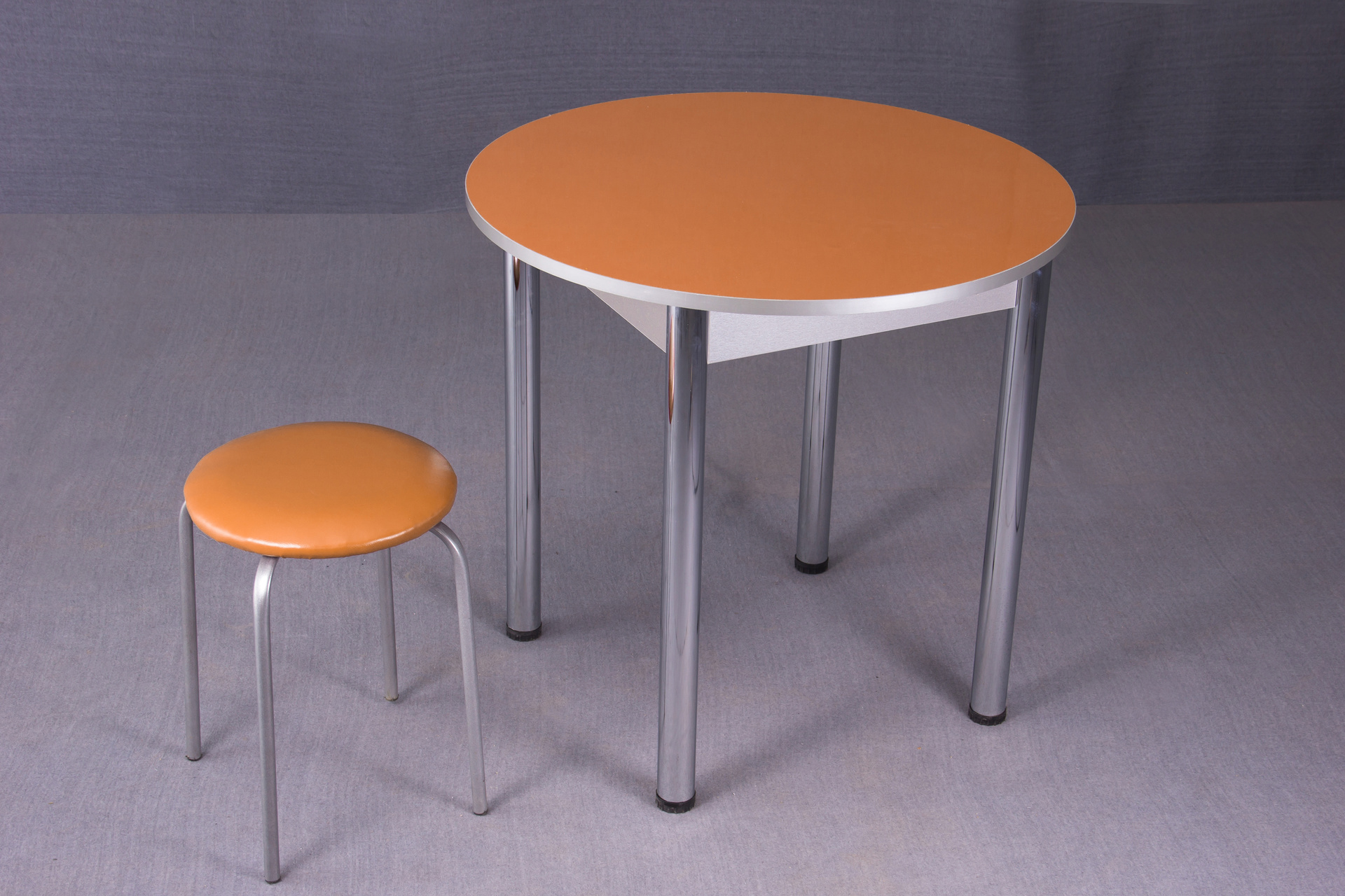 оранжевый круглый стол для кухни