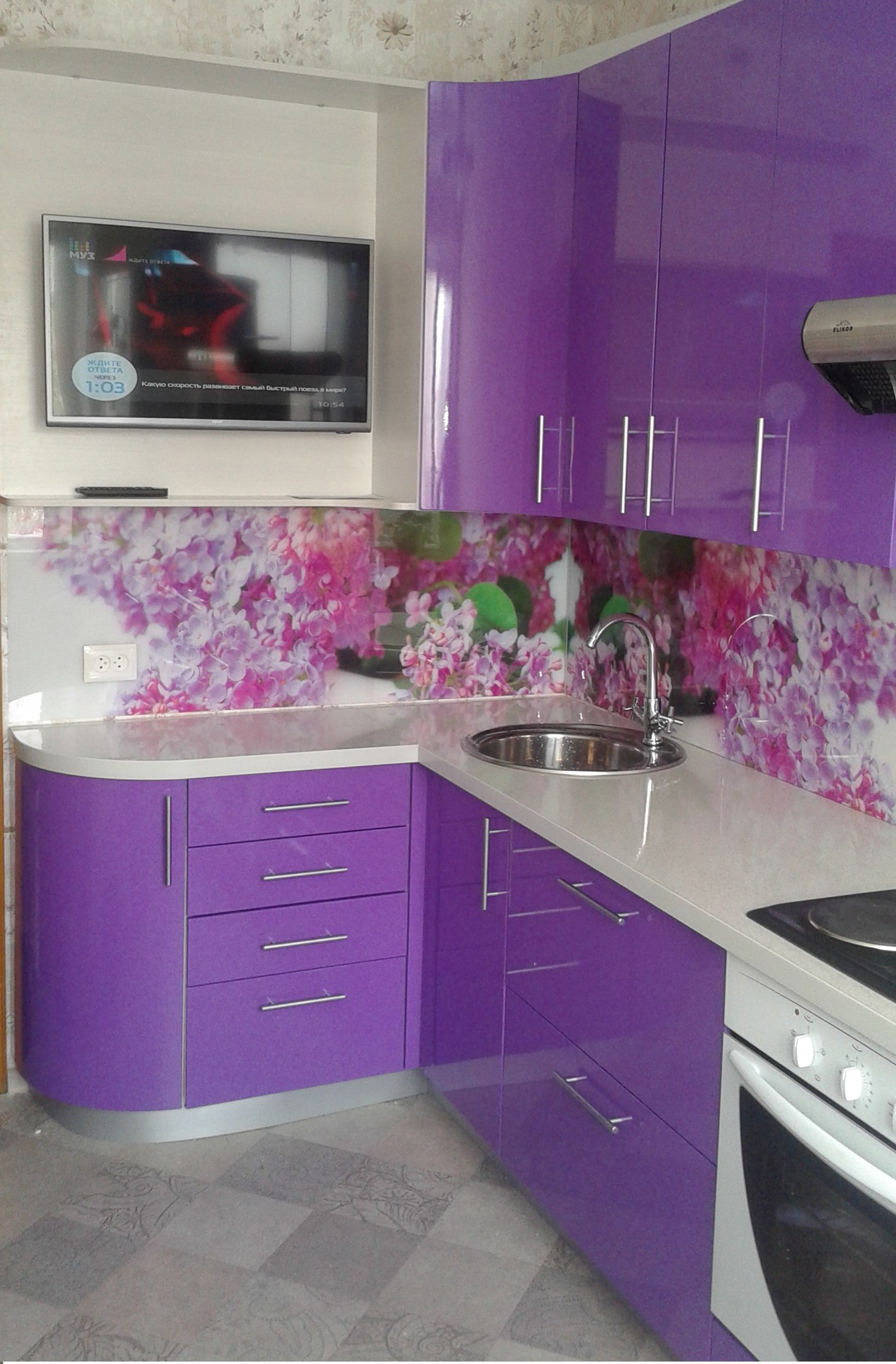 кухни угловые в фиолетовом цвете