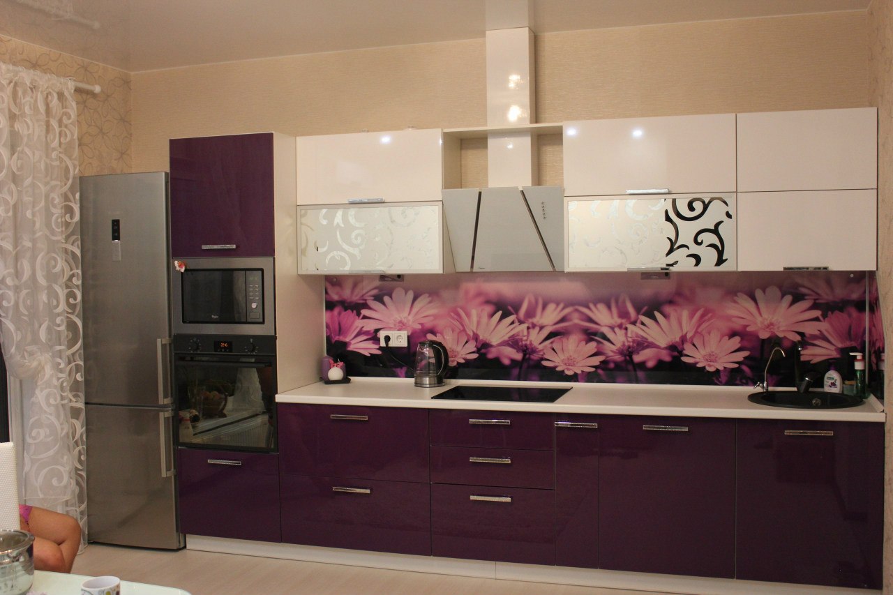 Кухня цвета баклажан и ваниль