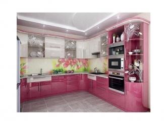 Розовый кухонный гарнитур со стеклянными фасадами