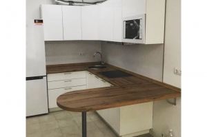 Белая кухня с полуостровом - Мебельная фабрика «SamSam»