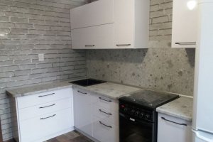 Белая кухня со столешницей Терраццо - Мебельная фабрика «Папа Карло»