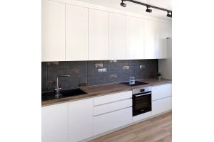 Белая кухня в стиле минимализм