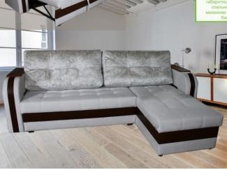 Серый диван с набивными подушками