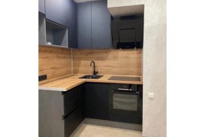 Компактная угловая кухня с чёрными фасадами - Мебельная фабрика «Элна»