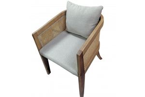 Кресло с плетеными подлокотниками