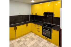 Кухня чёрно-жёлтая глянцевая - Мебельная фабрика «Алмаз Мебель»