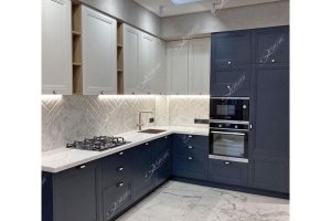 Кухня классическая бело-синяя с нишами - Мебельная фабрика «Эстет»