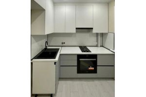 Кухня небольшая угловая в цвете Белый Софт и серый - Мебельная фабрика «Алмаз Мебель»