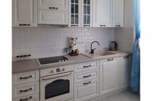 Кухня прямая белая в классическом стиле - Мебельная фабрика «Бакаут»