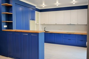Кухня синяя угловая с полуостровом - Мебельная фабрика «Лига»