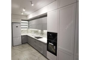 Кухня светлая двухцветная в классическом стиле - Мебельная фабрика «Эстет»