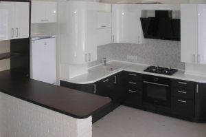 Кухня угловая чёрно-белая с радиусными фасадами - Мебельная фабрика «Фокси Мебель»