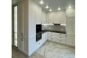 Кухня угловая цвета Белый Софт в стиле Неоклассика - Мебельная фабрика «Алмаз Мебель»