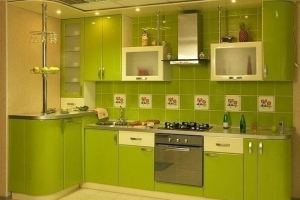 Кухня зеленая с барной стойкой - Мебельная фабрика «Кухня России Все под рукой»
