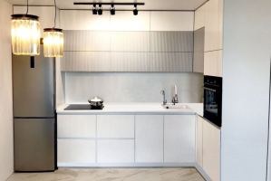 Кухня белая с фасадами с фрезеровкой - Мебельная фабрика «БонусМебель»
