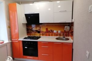 Прямая бело-оранжевая кухня - Мебельная фабрика «RiN Мебель»