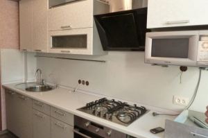Прямой кухонный гарнитур серый
