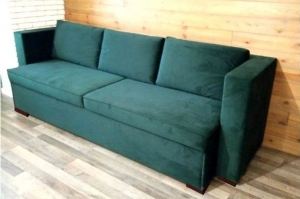Прямой зеленый велюровый диван