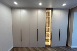 Распашной шкаф с открытыми полками с подсветкой - Мебельная фабрика «КухниСтрой+»