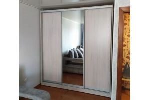 Шкаф-купе в гостиную с зеркалом - Мебельная фабрика «Авангард»