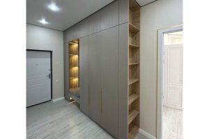Шкаф в прихожую с подсветкой и мягкой сидушкой - Мебельная фабрика «КухниСтрой+»