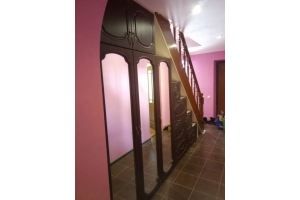 Шкаф зеркальный под лестницу - Мебельная фабрика «Натали»