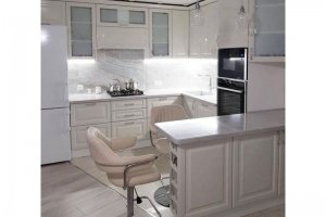 Светлая кухня с полуостровом - Мебельная фабрика «Люкс-С»