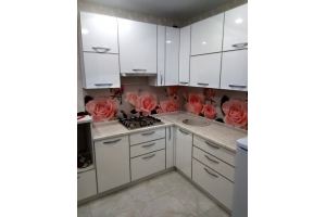 Светлая угловая кухня с розами