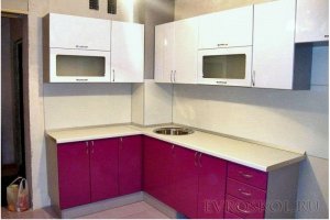 Угловая бело-розовая кухня - Мебельная фабрика «Евроскол»