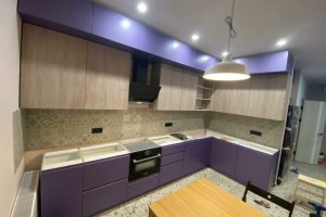 Угловая фиолетовая кухня