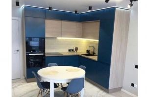 Угловая кухня с яркими фасадами - Мебельная фабрика «Элна»