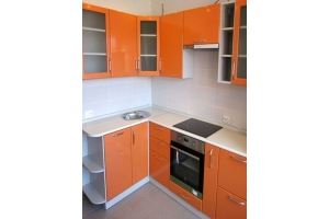 Угловая оранжевая современная кухня